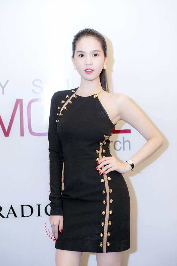 Ngọc Trinh gợi cảm với váy đen sành điệu tại Malaysia 2