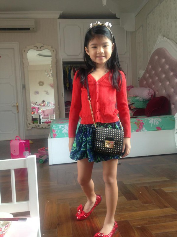 Con g&aacute;i Trương Ngọc &Aacute;nh điệu đ&agrave; diện đồ b&agrave; nội tặng 5