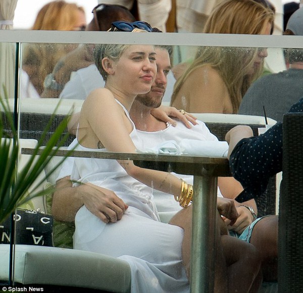Miley Cyrus e ấp trong vòng tay con trai 
