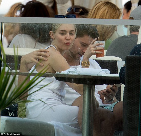 Miley Cyrus e ấp trong vòng tay con trai 