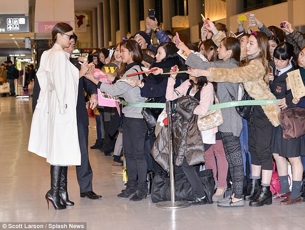 Miranda Kerr được người hâm mộ săn đón tại sân bay Nhật Bản 6