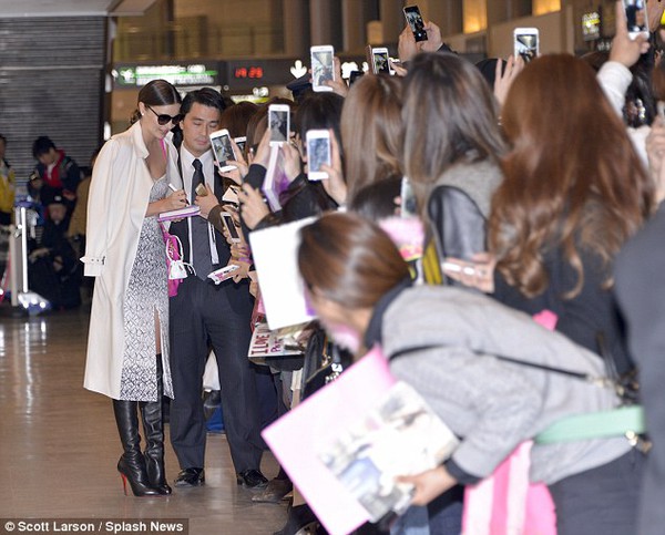 Miranda Kerr được người hâm mộ săn đón tại sân bay Nhật Bản 7