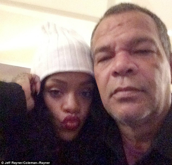 Bố Rihanna bị đuổi khỏi bữa tiệc của con gái vì say xỉn 1