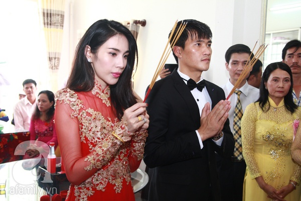 Công Vinh - Thủy Tiên quỳ gối làm lễ 13