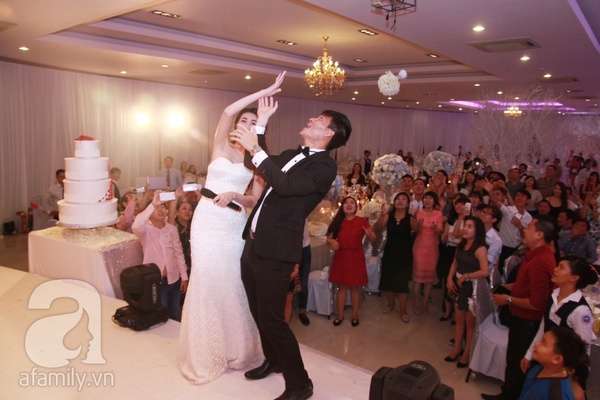 Thủy Tiên - Công Vinh nhảy múa và hôn nhau đắm đuối trong tiệc cưới 19
