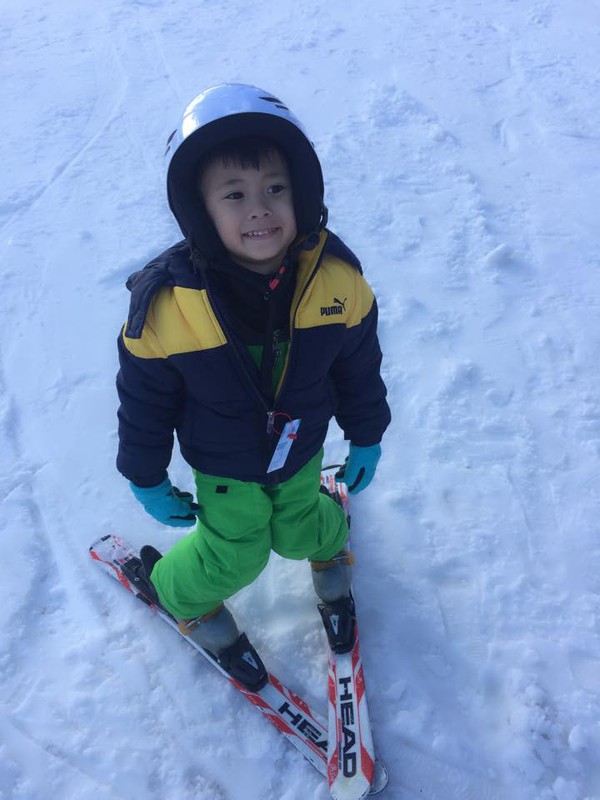 Hà Kiều Anh cho 2 con trai đi trượt tuyết 6