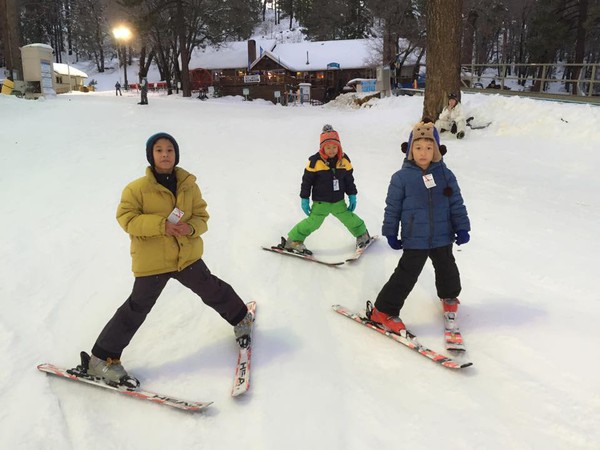 Hà Kiều Anh cho 2 con trai đi trượt tuyết 9