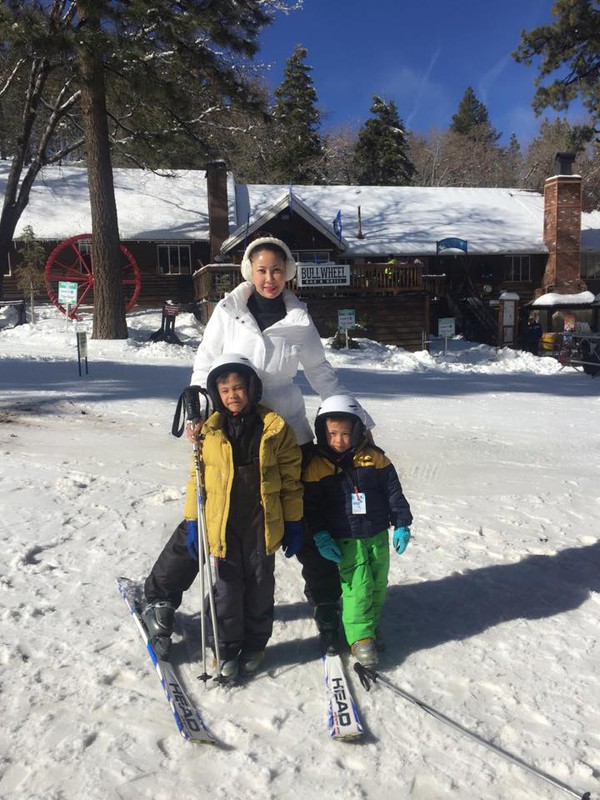 Hà Kiều Anh cho 2 con trai đi trượt tuyết 2