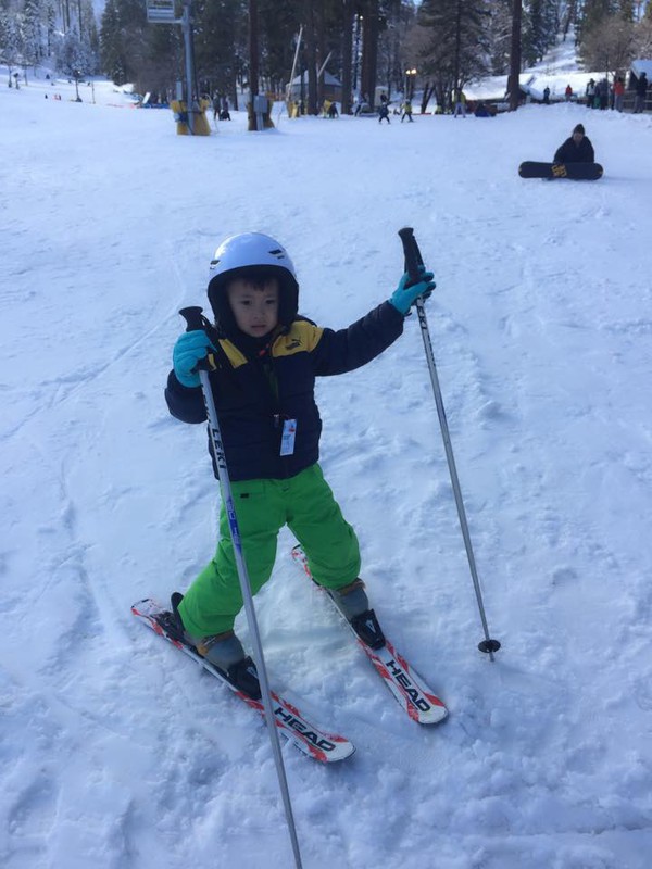 Hà Kiều Anh cho 2 con trai đi trượt tuyết 7