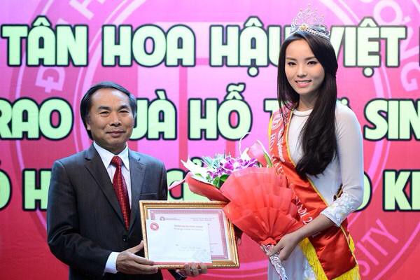 Hoa hậu Kỳ Duy&ecirc;n được nhận bằng khen của ĐH Ngoại Thương 2