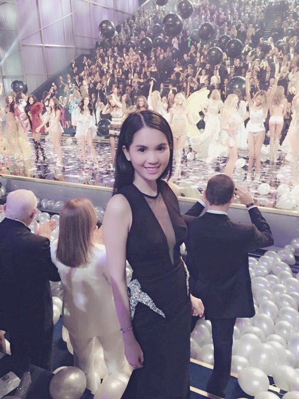 Ngọc Trinh khoe ngồi ghế VIP xem Victoria's Secret 6