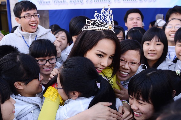 Hoa hậu Kỳ Duyên bất ngờ được hôn má khi trở về Nam Định 6