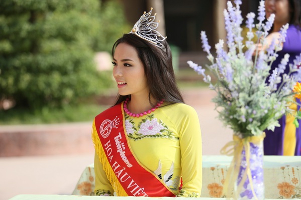 Hoa hậu Kỳ Duyên bất ngờ được hôn má khi trở về Nam Định 4