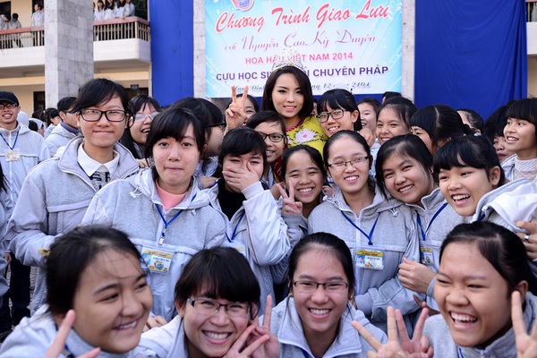 Hoa hậu Kỳ Duyên bất ngờ được hôn má khi trở về Nam Định 8