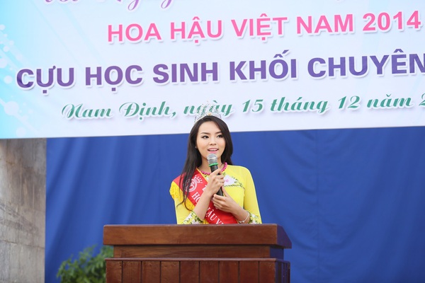 Hoa hậu Kỳ Duyên bất ngờ được hôn má khi trở về Nam Định 3