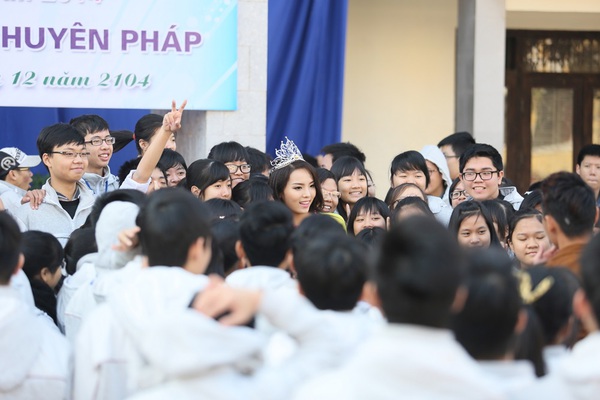 Hoa hậu Kỳ Duyên bất ngờ được hôn má khi trở về Nam Định 9