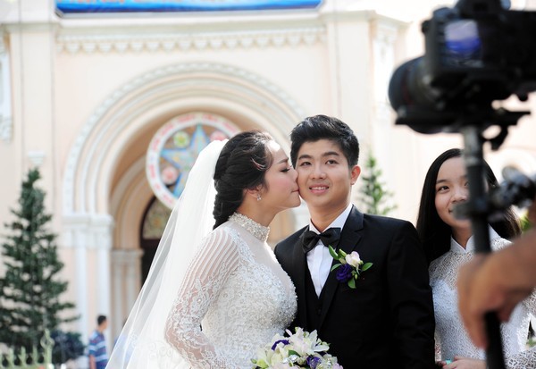 Nhật Kim Anh xinh đẹp, hạnh phúc hôn chồng trong lễ cưới  1
