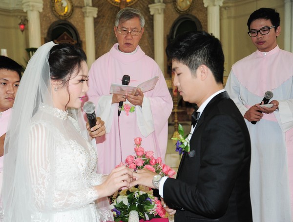 Nhật Kim Anh xinh đẹp, hạnh phúc hôn chồng trong lễ cưới  9