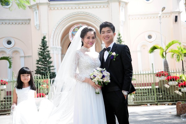 Nhật Kim Anh xinh đẹp, hạnh phúc hôn chồng trong lễ cưới  2