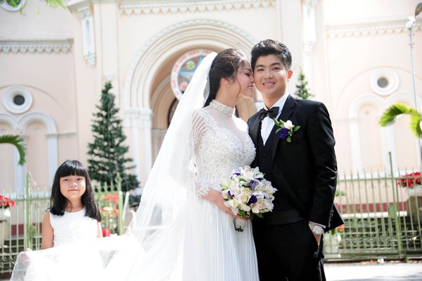 Nhật Kim Anh xinh đẹp, hạnh phúc hôn chồng trong lễ cưới  3