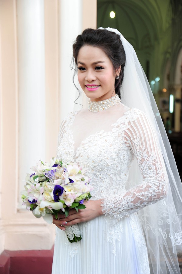 Nhật Kim Anh xinh đẹp, hạnh phúc hôn chồng trong lễ cưới  4