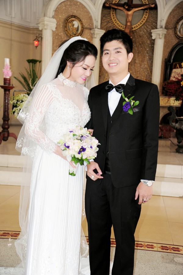 Nhật Kim Anh xinh đẹp, hạnh phúc hôn chồng trong lễ cưới  5