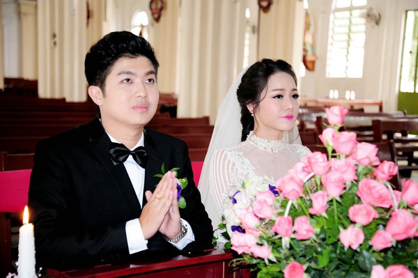 Nhật Kim Anh xinh đẹp, hạnh phúc hôn chồng trong lễ cưới  6