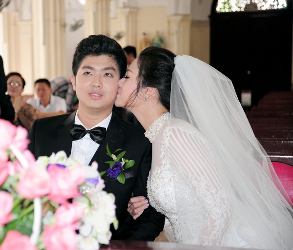 Nhật Kim Anh xinh đẹp, hạnh phúc hôn chồng trong lễ cưới  8