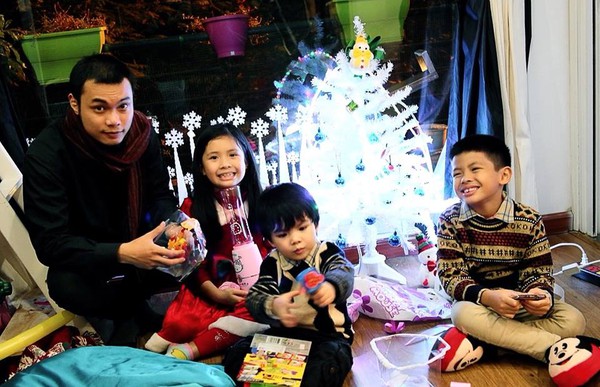 Hai nhóc tì nhà Hồng Nhung tíu tít mở quà Giáng Sinh 9