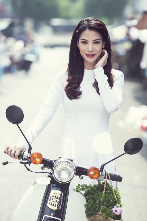 Trương Ngọc &Aacute;nh trẻ như nữ sinh trong t&agrave; &aacute;o d&agrave;i dạo phố 5