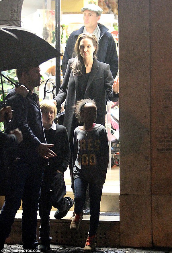 Angelina Jolie vui vẻ đưa các con đi mua sắm ở Ý 3