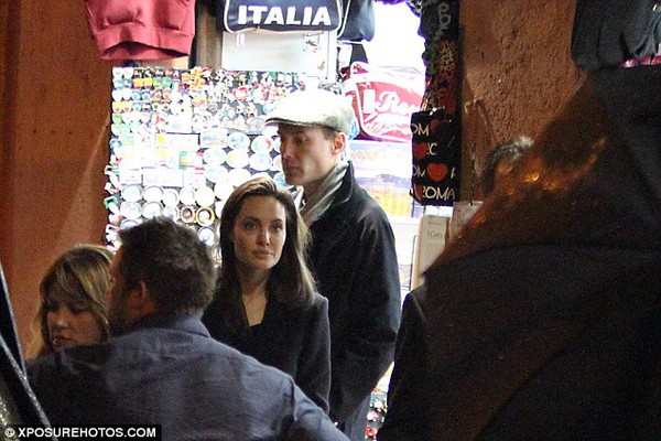 Angelina Jolie vui vẻ đưa các con đi mua sắm ở Ý 4