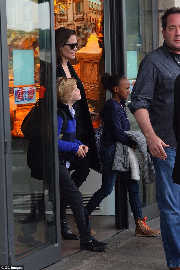 Angelina Jolie vui vẻ đưa các con đi mua sắm ở Ý 6