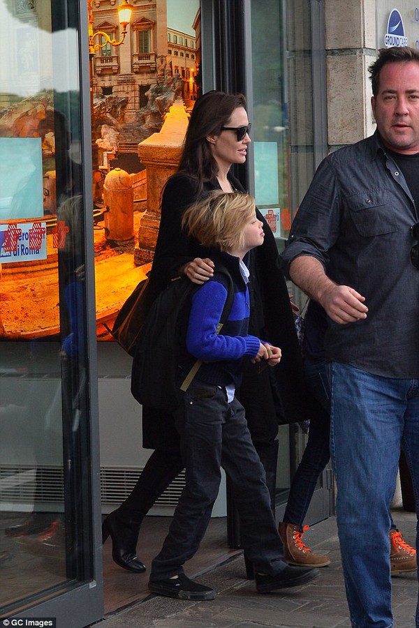 Angelina Jolie vui vẻ đưa các con đi mua sắm ở Ý 7
