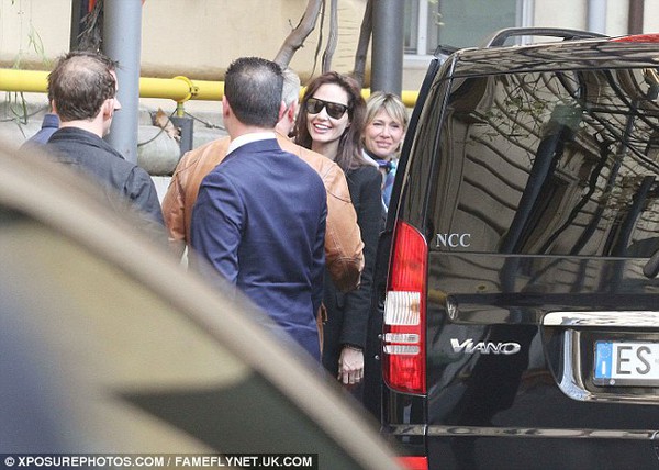 Angelina Jolie vui vẻ đưa các con đi mua sắm ở Ý 9