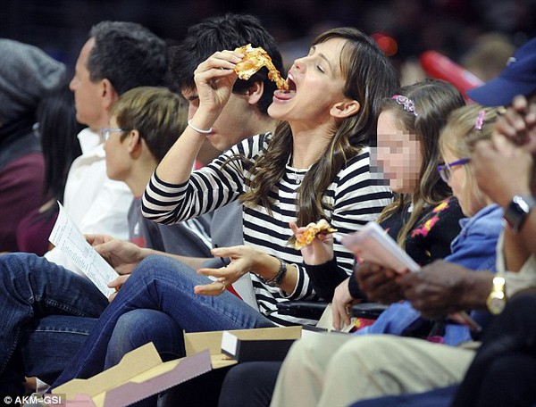 Mẹ con Jennifer Garner ăn uống vô tư trên khán đài trận bóng rổ  8