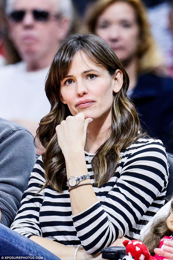 Mẹ con Jennifer Garner ăn uống vô tư trên khán đài trận bóng rổ  1