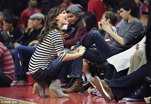 Mẹ con Jennifer Garner ăn uống vô tư trên khán đài trận bóng rổ  6