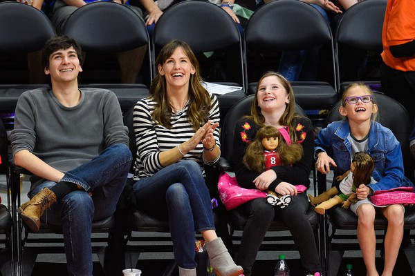 Mẹ con Jennifer Garner ăn uống vô tư trên khán đài trận bóng rổ  2