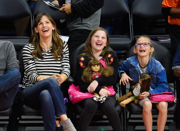 Mẹ con Jennifer Garner ăn uống vô tư trên khán đài trận bóng rổ  3