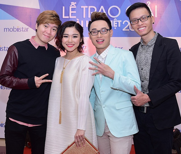 Hoa hậu Kỳ Duyên cùng mẹ dự lễ trao giải Bài hát Việt 11