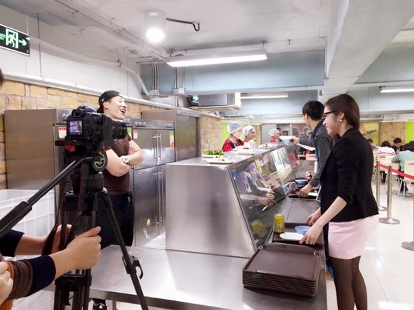Elly Trần được chăm s&oacute;c chu đ&aacute;o khi l&agrave;m việc ở Bắc Kinh 13