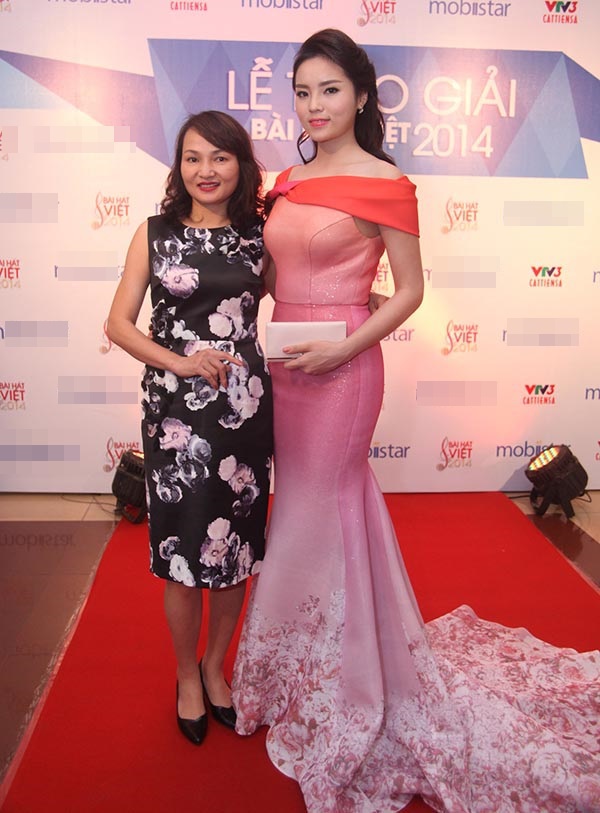 Hoa hậu Kỳ Duyên cùng mẹ dự lễ trao giải Bài hát Việt 2