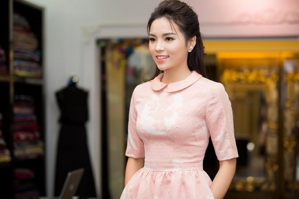 Hoa hậu Kỳ Duyên xinh đẹp dịu dàng với váy áo đời thường 6