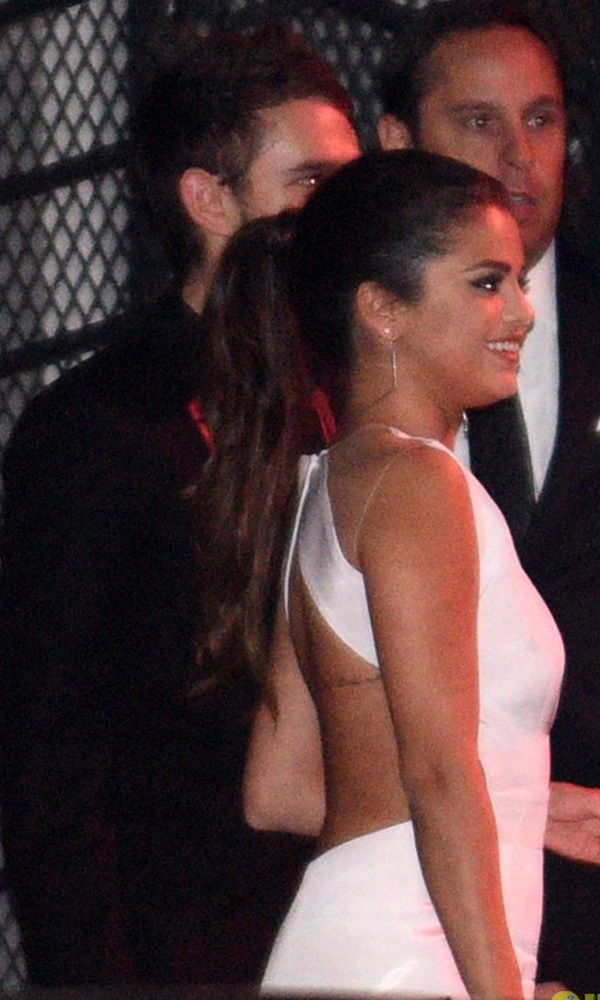 Selena Gomez thân mật với chàng DJ điển trai 5