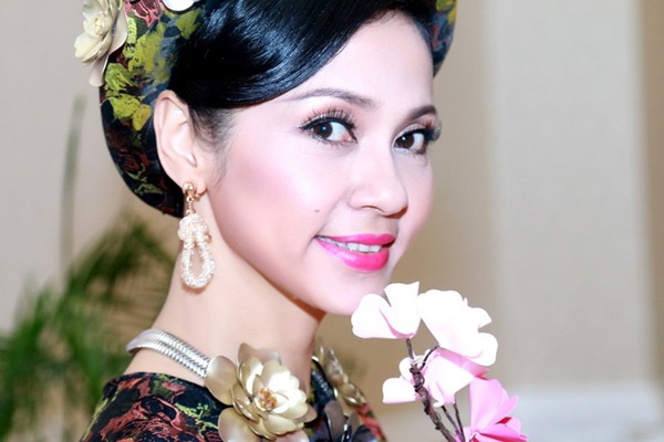 Việt Trinh đẹp quyền quý với áo dài truyền thống 4