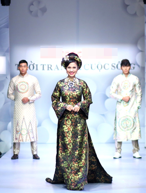 Việt Trinh đẹp quyền quý với áo dài truyền thống 1