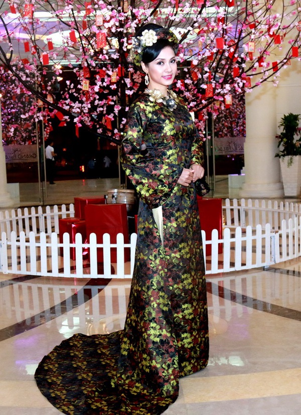 Việt Trinh đẹp quyền quý với áo dài truyền thống 7