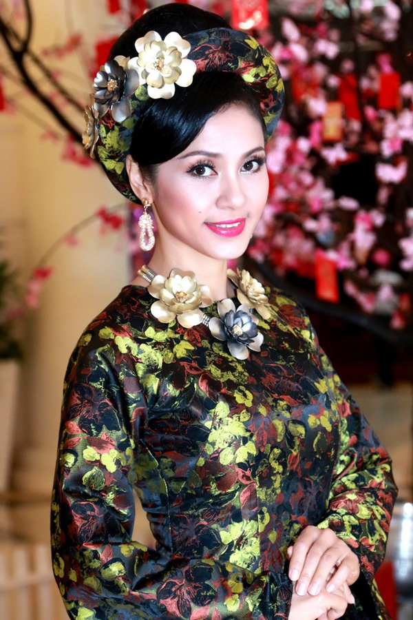 Việt Trinh đẹp quyền quý với áo dài truyền thống 6