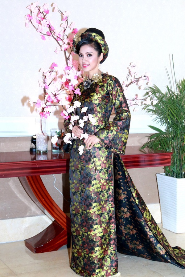 Việt Trinh đẹp quyền quý với áo dài truyền thống 2